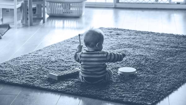 Baby spielt mit Musikinstrumenten