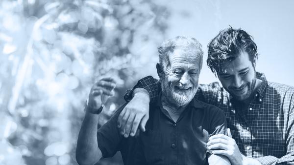 Vater und Sohn beim gemeinsamen Spaziergang