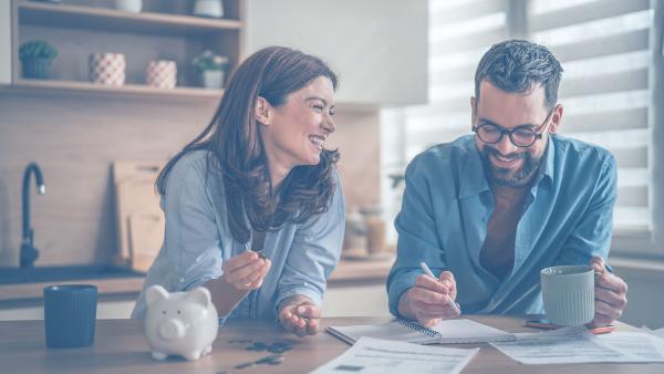 Ein Paar bespricht gemeinsam die Zukunft ihrer Altersvorsorge mit dem Altersvorsorgedepot