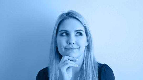 Eine junge Frau denkt über den Unterschied zwischen Fahrlässigkeit und Vorsatz nach