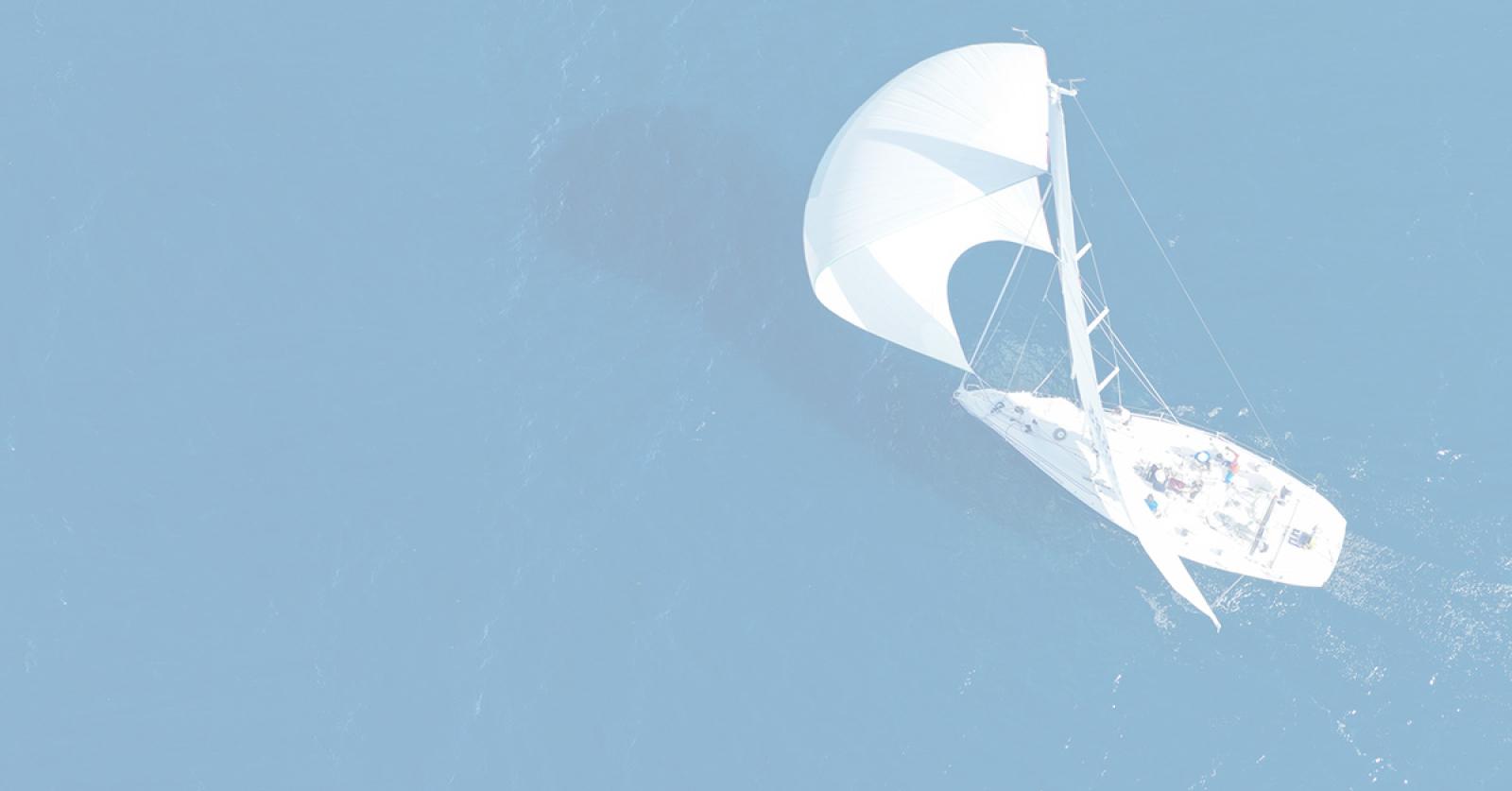 Kommen Sie an Board Segelschiff auf blauem Meer