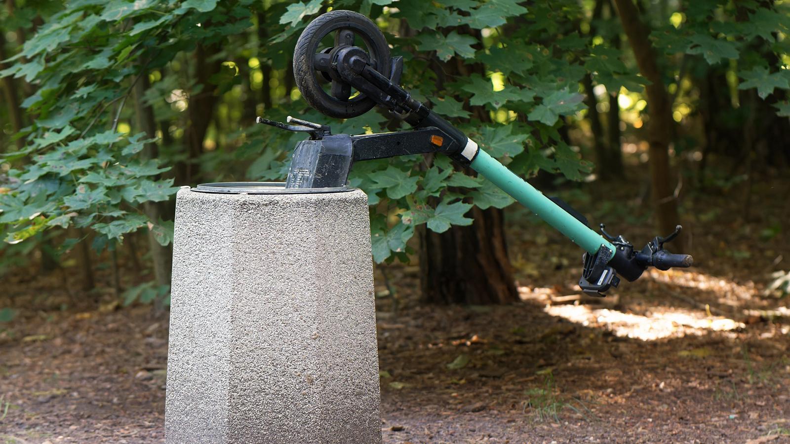E-Scooter und Alkohol - immer eine dumme Idee E-Scooter in Abfalleimer