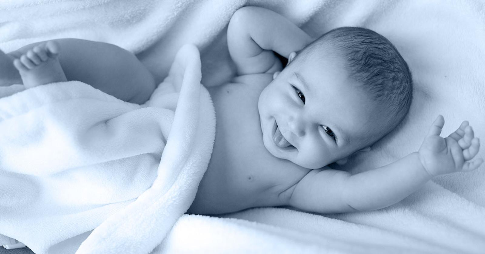 Finanzielle Absicherung für Kinder - von Anfang an Lächelndes Baby