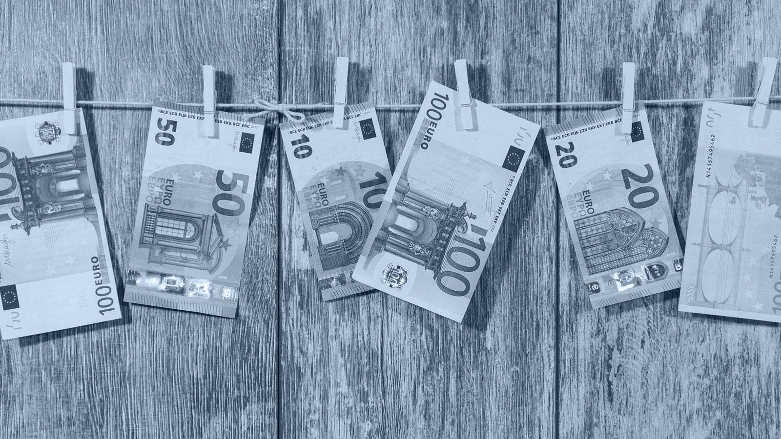 Thema Eigenkapital zur Investition in Immobilien Geldscheine an einer Wäscheleine