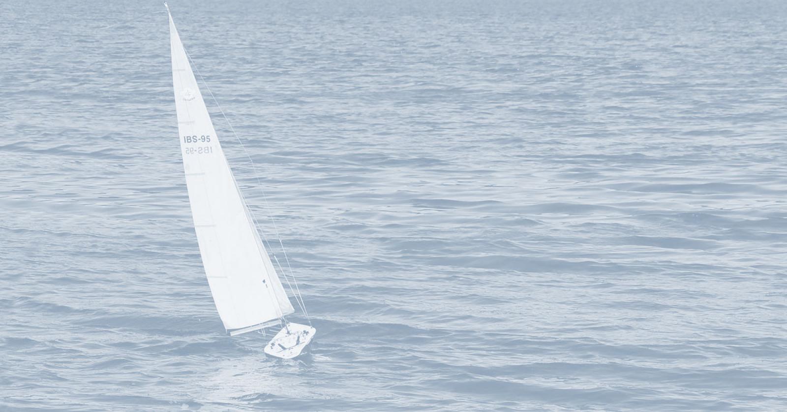 Zeit für eine Kursänderung? Kleines Segelschiff auf dem Meer
