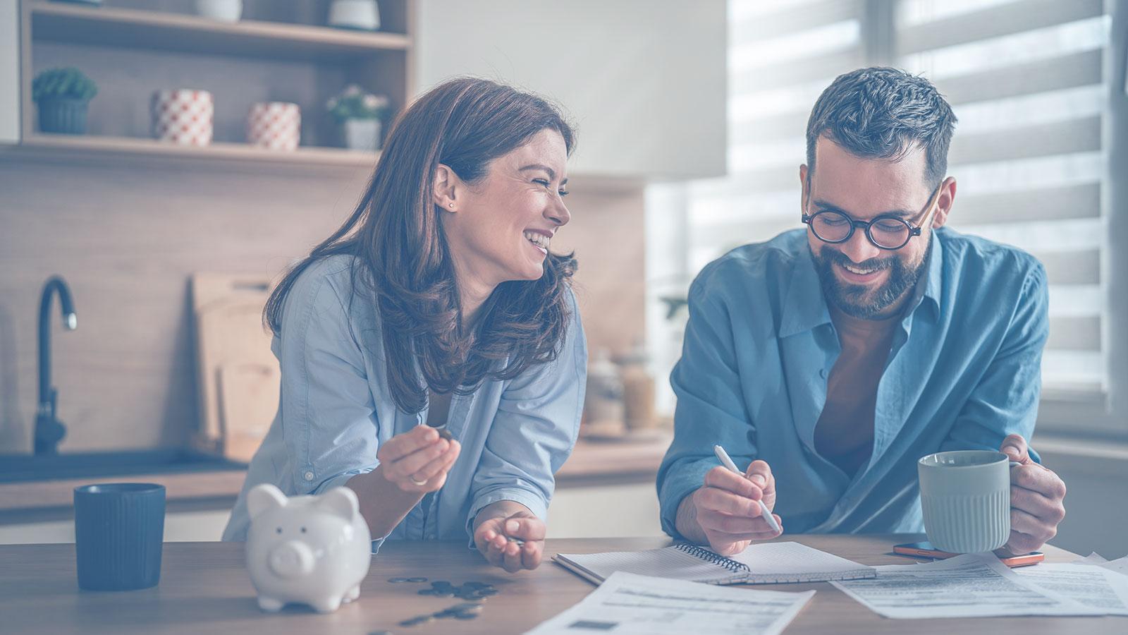 Ein Paar bespricht gemeinsam die Zukunft ihrer Altersvorsorge mit dem Altersvorsorgedepot