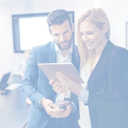 Leistungsstarker Support für unserer Partner/innen Zwei Finanzberater tauschen sich über Supportmöglichkeiten aus